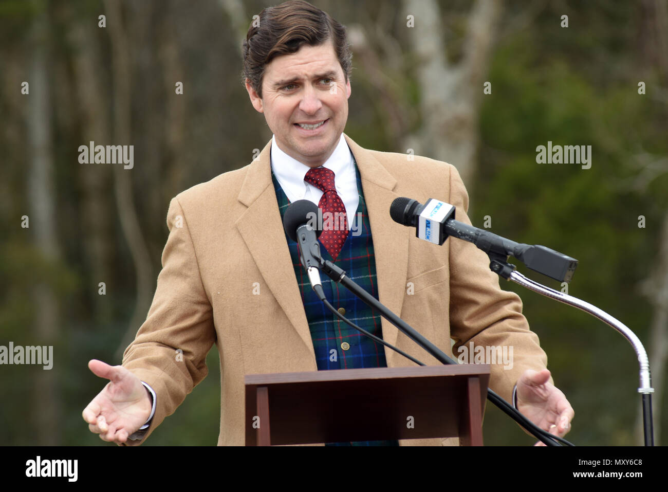 D. Edwin Jernigan, Murfreesboro Parchi e Ricreazione Commissione presidente, crediti il sindaco e il consiglio comunale della città di deputati favorevoli a parchi e ricreazione con grande leadership e visione durante il taglio del nastro per festeggiare il completamento del Nord Murfreesboro Greenway progetto dic. 14, 2016 in Murfreesboro, Tennessee (USACE foto di Leon Roberts) Foto Stock