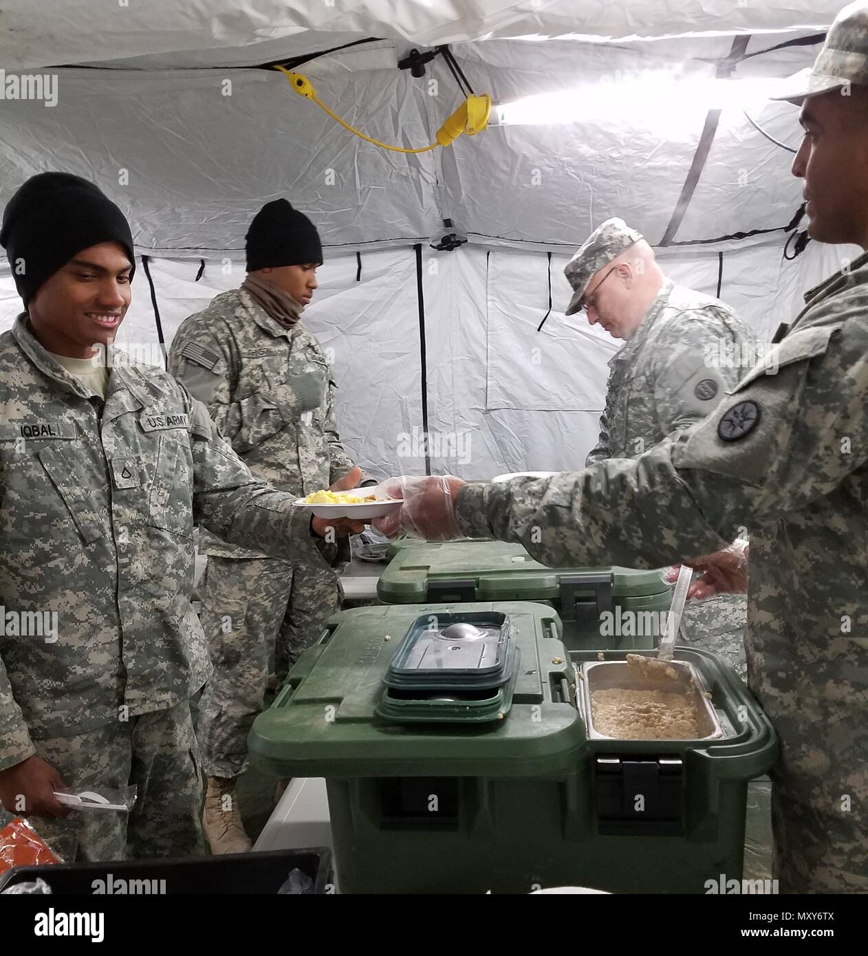 I soldati di un servizio alimentare equipaggio servire la colazione ai soldati che partecipano al funzionamento del giocattolo di scendere a Fort Bragg, N.C., Luzon nella zona di caduta del 12 dicembre, 2016. Sei persona servizio alimentare equipaggio pasto fornito di razioni alimentari per centinaia di soldati ogni giorno durante il funzionamento del giocattolo goccia XIX. (U.S. Foto dell'esercito da Capt. Ebano Malloy) Foto Stock