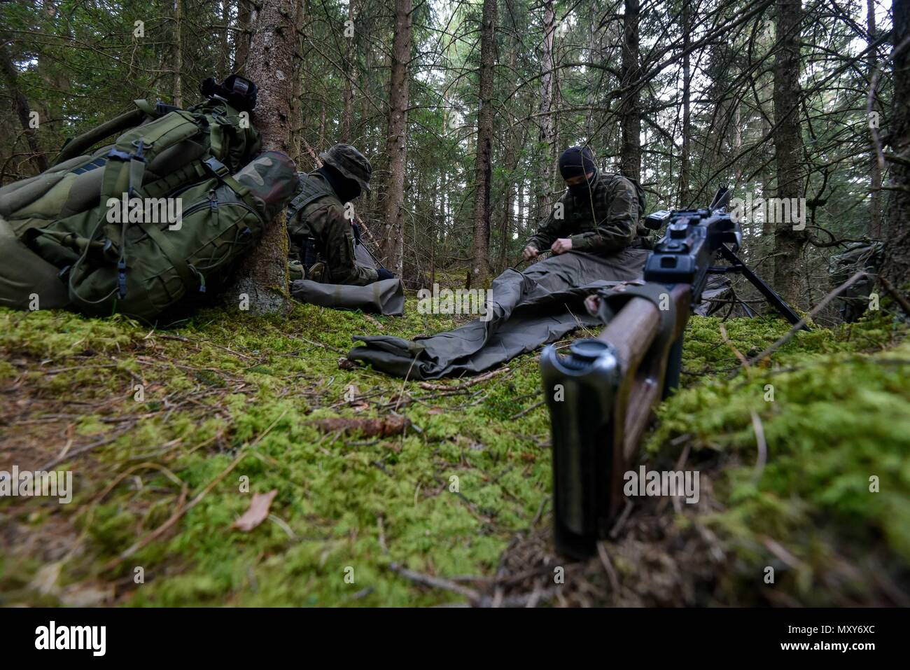 Soldati lettoni setup loro tende durante il Tedesco Mountain Warfare Formazione in Seinsbach Gorge, Mittenwald, Germania, Dic 10, 2016. La guerra di montagna della formazione è stata condotta 5-16 Dicembre a costruire tactical proficiency in terreno montuoso. Paracadutisti condotte operazioni di ricognizione e praticata in condizioni di freddo intenso tecniche di sopravvivenza. La formazione ha avuto luogo a fianco degli alleati della NATO, tra cui estone, tedesco, lettone, lituana e forze armate polacche. (U.S. Esercito foto di Spc. Nathanael Mercado) Foto Stock