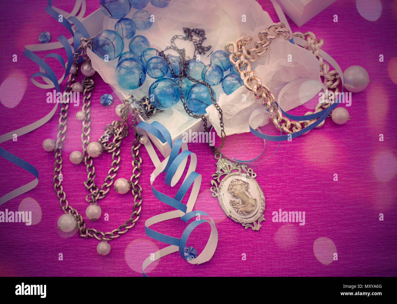 La composizione decorativa è confezionato in una scatola di doni per le donne. Gioielli collana catena cameo in stile vintage. Foto Stock