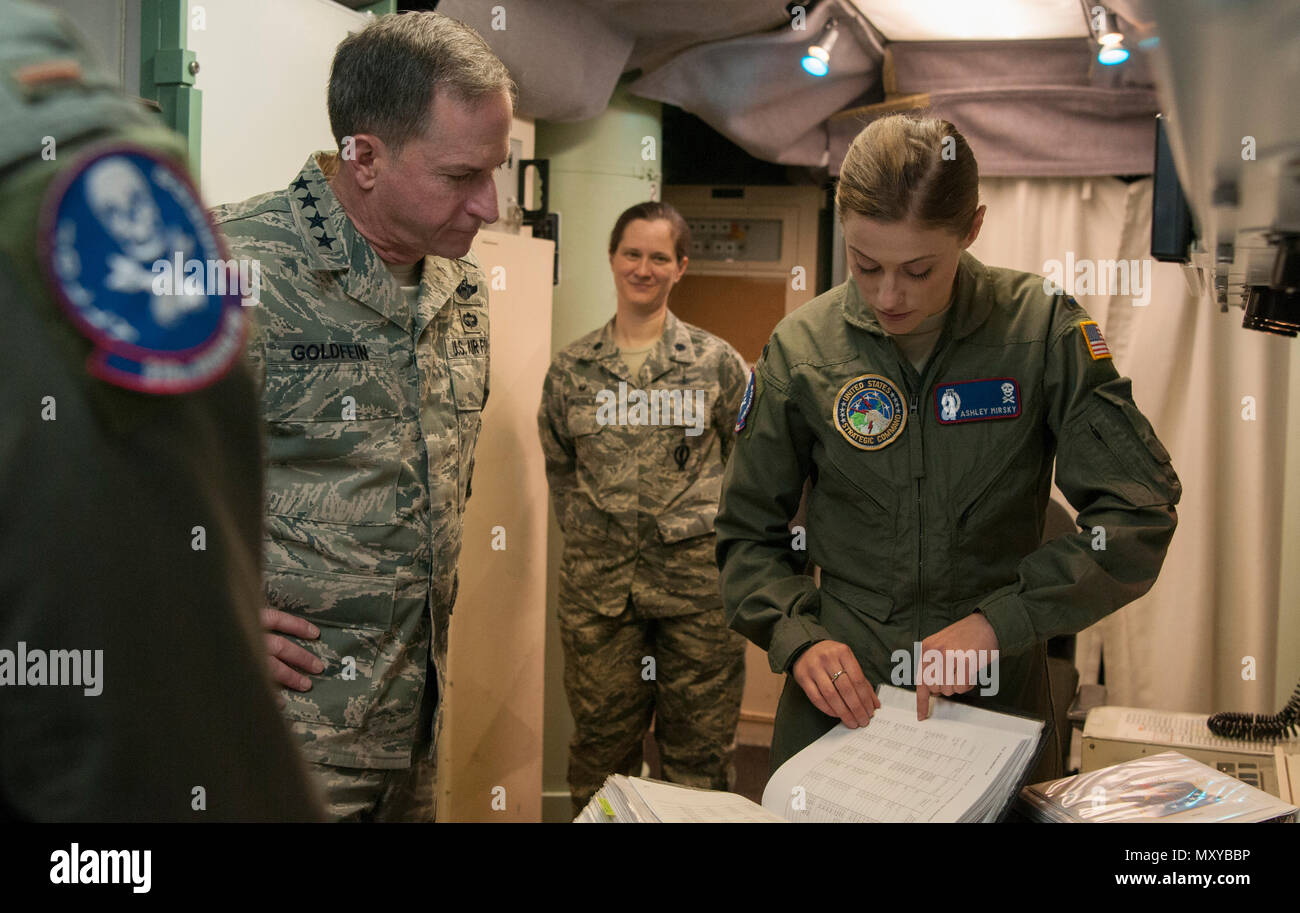 Primo Lt. Ashley Mirsky, 319Missile missile Squadron combat commander equipaggio spiega come avviare tutti i centri di controllo di comunicare con un altro per Air Force capo del personale gen. David L. Goldfein durante un tour di familiarizzazione presso un missile alert facility nel novantesimo Missile ala complessi missilistici, Dic 19, 2016. Il novantesimo MW contribuisce alla nazione di difesa strategica da sostenere e operando 150 Minuteman III ICBMs e le associate strutture di lancio che coprono 9.600 miglia quadrate su tre membri. (U.S. Air Force photo by Staff Sgt. Christopher Ruano) Foto Stock