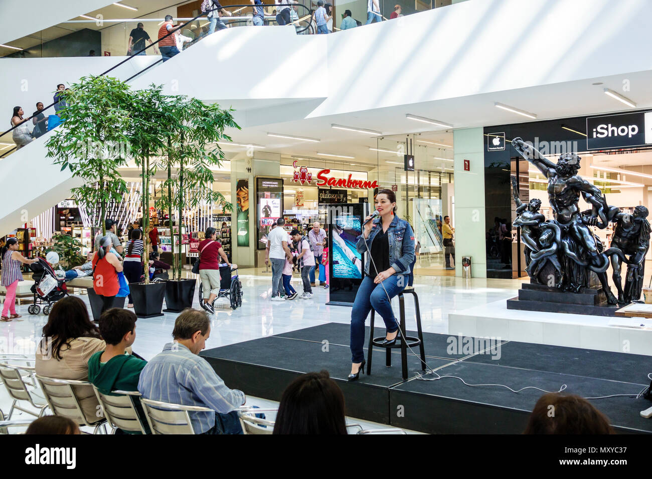 Città del Messico, ispanico Latino etnico latino, messicano, Colonia Granada, Plaza Carso, centro commerciale, atrio, interno, pagina Foto Stock