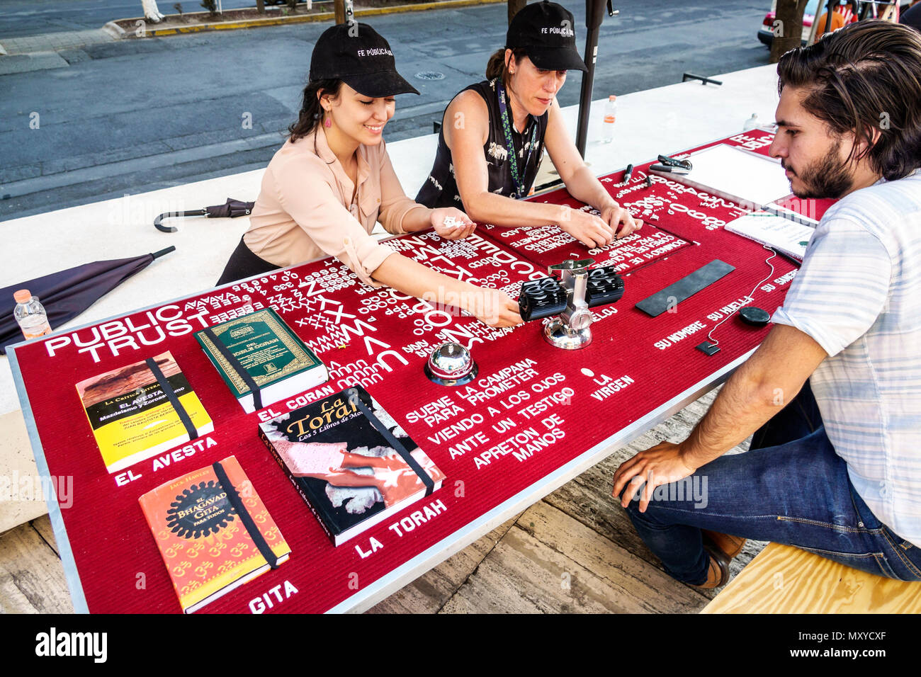 Città del Messico, Colonia etnica ispanica Granada, Museo de Arte moderno Jumex Art Museum, ingresso plaza, Public Trust, Paul Ramirez Jonas, artwor collaborativo Foto Stock