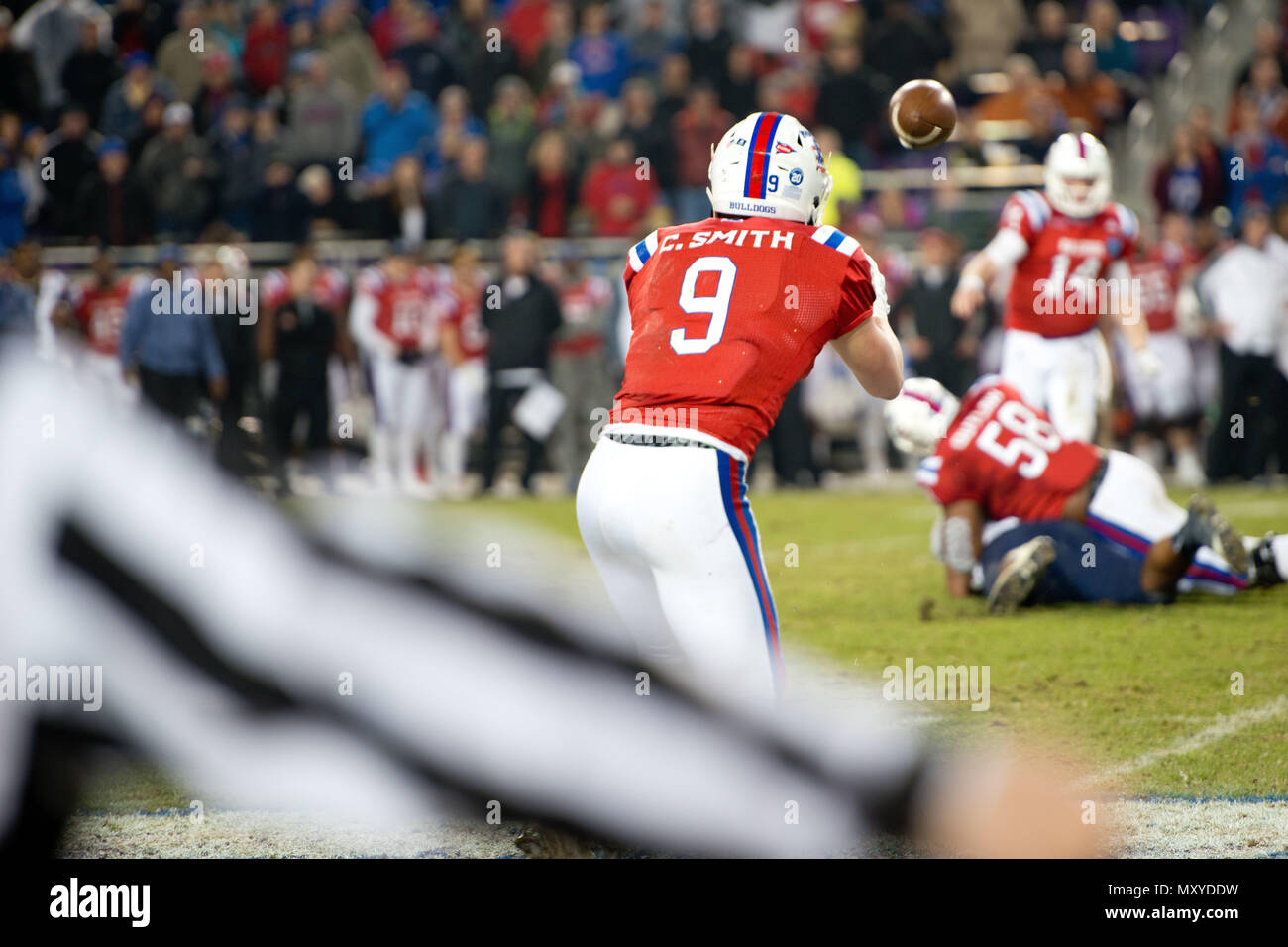 Louisiana Tech Bulldog's Ryan Higgins getta un pass per Connor Smith per alcuni cantieri extra contro la Marina aspiranti guardiamarina durante il XIV Forze Armate bocce al Amon G. Carter Stadium di Fort Worth, Texas, Dic 23, 2016. Il Bulldog ha vinto nei secondi finali della partita con un field goal di punteggio ottenuto da 48 a 45. Stati Uniti Coast Guard foto di Sottufficiali di prima classe Andrew Kendrick.. Stati Uniti Coast Guard foto di Sottufficiali di prima classe Andrew Kendrick. Foto Stock