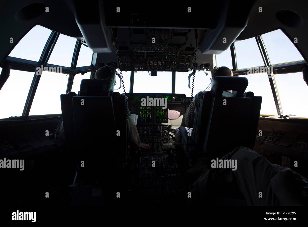 Stati Uniti Marine aviatori con scopo speciale Marine Air Ground Task Force-Crisis Response-Africa operare una KC-130J Super Hercules durante la conduzione di rifornimento dell'antenna con l'undicesimo Marine Expeditionary Unit al largo Gibuti, Dic 13, 2016. L'antenna il rifornimento di carburante, condotto tra il SPMAGTF-CR-AF e xi MEU, era a sostegno dell'esercizio del coccodrillo di pugnale. Stati Uniti Marines e velisti assegnati per scopi speciali Air-Ground Marine Task Force-Crisis Response-Africa supporto Comando operazioni, imprevisti e la cooperazione in materia di sicurezza negli Stati Uniti Africa il comando area di responsabilità. (U.S. Marine Foto Stock Stati Uniti Marine aviatori con scopo speciale Marine Air Ground Task Force-Crisis Response-Africa operare una KC-130J Super Hercules durante la conduzione di rifornimento dell'antenna con l'undicesimo Marine Expeditionary Unit al largo Gibuti, Dic 13, 2016. L'antenna il rifornimento di carburante, condotto tra il SPMAGTF-CR-AF e xi MEU, era a sostegno dell'esercizio del coccodrillo di pugnale. Stati Uniti Marines e velisti assegnati per scopi speciali Air-Ground Marine Task Force-Crisis Response-Africa supporto Comando operazioni, imprevisti e la cooperazione in materia di sicurezza negli Stati Uniti Africa il comando area di responsabilità. (U.S. Marine Foto Stock