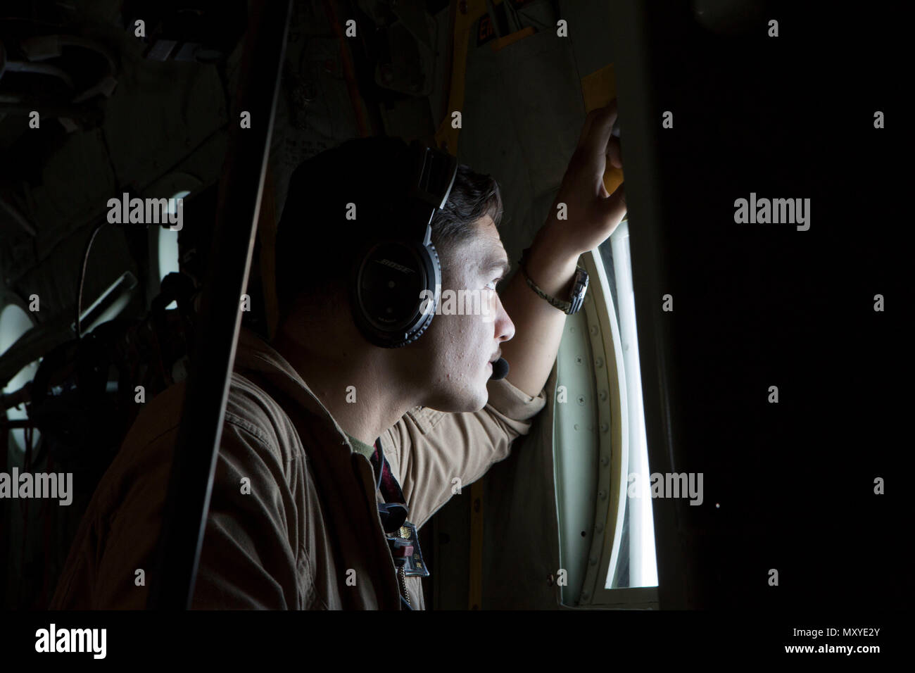 Stati Uniti Marine Corps Cpl. Ernesto Leyva, un'aria Crewman con scopo speciale Marine Air Ground Task Force-Crisis Response-Africa, dirige un AV-8B Harrier su aerei ad ala fissa la posizione di rifornimento durante la conduzione di rifornimento dell'antenna con l'undicesimo Marine Expeditionary Unit al largo di Gibuti, Dic 13, 2016. L'antenna il rifornimento di carburante, condotto tra il SPMAGTF-CR-AF e xi MEU era a sostegno di esercizio del coccodrillo di pugnale. Stati Uniti Marines e velisti assegnati per scopi speciali Air-Ground Marine Task Force-Crisis Response-Africa supporto Comando operazioni, imprevisti e Cooper di sicurezza Foto Stock Stati Uniti Marine Corps Cpl. Ernesto Leyva, un'aria Crewman con scopo speciale Marine Air Ground Task Force-Crisis Response-Africa, dirige un AV-8B Harrier su aerei ad ala fissa la posizione di rifornimento durante la conduzione di rifornimento dell'antenna con l'undicesimo Marine Expeditionary Unit al largo di Gibuti, Dic 13, 2016. L'antenna il rifornimento di carburante, condotto tra il SPMAGTF-CR-AF e xi MEU era a sostegno di esercizio del coccodrillo di pugnale. Stati Uniti Marines e velisti assegnati per scopi speciali Air-Ground Marine Task Force-Crisis Response-Africa supporto Comando operazioni, imprevisti e Cooper di sicurezza Foto Stock