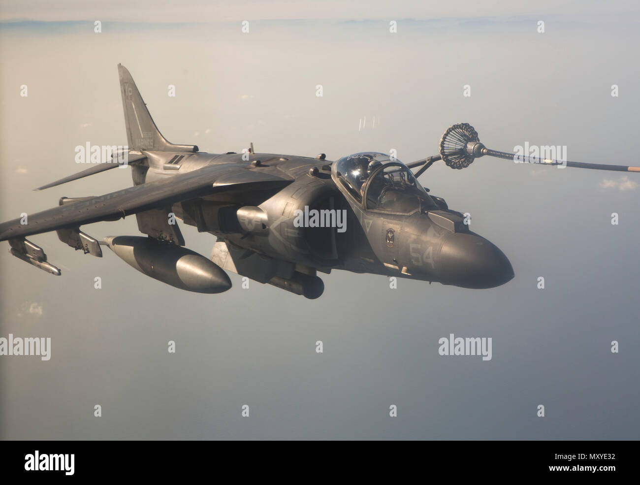 Un U.S. Marine Corps AV-8B Harrier pilota con la XI Marine Expeditionary Unit riceve il carburante da un KC-130J Super Hercules con scopo speciale Marine Air Ground Task Force-Crisis Response-Africa mentre al largo della costa africana, Dic 13, 2016. L'antenna il rifornimento di carburante, condotto tra il SPMAGTF-CR-AF e xi MEU era a sostegno dell'undicesimo MEUs esercizio Alligator pugnale. Stati Uniti Marines e velisti assegnati per scopi speciali Air-Ground Marine Task Force-Crisis Response-Africa supporto Comando operazioni, imprevisti e la cooperazione in materia di sicurezza negli Stati Uniti Africa il comando area di responsabilità. Foto Stock Un U.S. Marine Corps AV-8B Harrier pilota con la XI Marine Expeditionary Unit riceve il carburante da un KC-130J Super Hercules con scopo speciale Marine Air Ground Task Force-Crisis Response-Africa mentre al largo della costa africana, Dic 13, 2016. L'antenna il rifornimento di carburante, condotto tra il SPMAGTF-CR-AF e xi MEU era a sostegno dell'undicesimo MEUs esercizio Alligator pugnale. Stati Uniti Marines e velisti assegnati per scopi speciali Air-Ground Marine Task Force-Crisis Response-Africa supporto Comando operazioni, imprevisti e la cooperazione in materia di sicurezza negli Stati Uniti Africa il comando area di responsabilità. Foto Stock