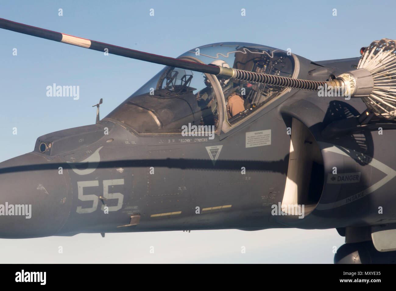 Un U.S. Marine Corps AV-8B Harrier pilota con la XI Marine Expeditionary Unit riceve il carburante da un KC-130J Super Hercules con scopo speciale Marine Air Ground Task Force-Crisis Response-Africa, al largo di Gibuti, Dic 13, 2016. L'antenna il rifornimento di carburante, condotto tra il SPMAGTF-CR-AF e xi MEU era a sostegno dell'undicesimo MEUs esercizio Alligator pugnale. Stati Uniti Marines e velisti assegnati per scopi speciali Air-Ground Marine Task Force-Crisis Response-Africa supporto Comando operazioni, imprevisti e la cooperazione in materia di sicurezza negli Stati Uniti Africa il comando area di responsabilità. (Brevetto statunitense n. Foto Stock Un U.S. Marine Corps AV-8B Harrier pilota con la XI Marine Expeditionary Unit riceve il carburante da un KC-130J Super Hercules con scopo speciale Marine Air Ground Task Force-Crisis Response-Africa, al largo di Gibuti, Dic 13, 2016. L'antenna il rifornimento di carburante, condotto tra il SPMAGTF-CR-AF e xi MEU era a sostegno dell'undicesimo MEUs esercizio Alligator pugnale. Stati Uniti Marines e velisti assegnati per scopi speciali Air-Ground Marine Task Force-Crisis Response-Africa supporto Comando operazioni, imprevisti e la cooperazione in materia di sicurezza negli Stati Uniti Africa il comando area di responsabilità. (Brevetto statunitense n. Foto Stock