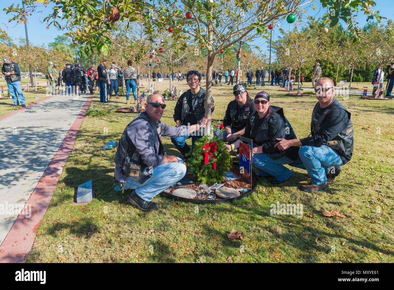 I membri dell'U.S. Veterinari militari moto club di Surrency, Ga. onore Spc. Christian M. Neff a Tree # 373 seguendo le corone dei guerrieri a piedi cerimonia al Fort Stewart dic. 17, 2016. Stati Uniti Army Sgt. Il Mag. Jeff Logan (sinistra) è da Spc. Neff è natale in Ohio e sta visitando il memoriale al posto di Neff i genitori che non hanno potuto essere presenti. Foto Stock