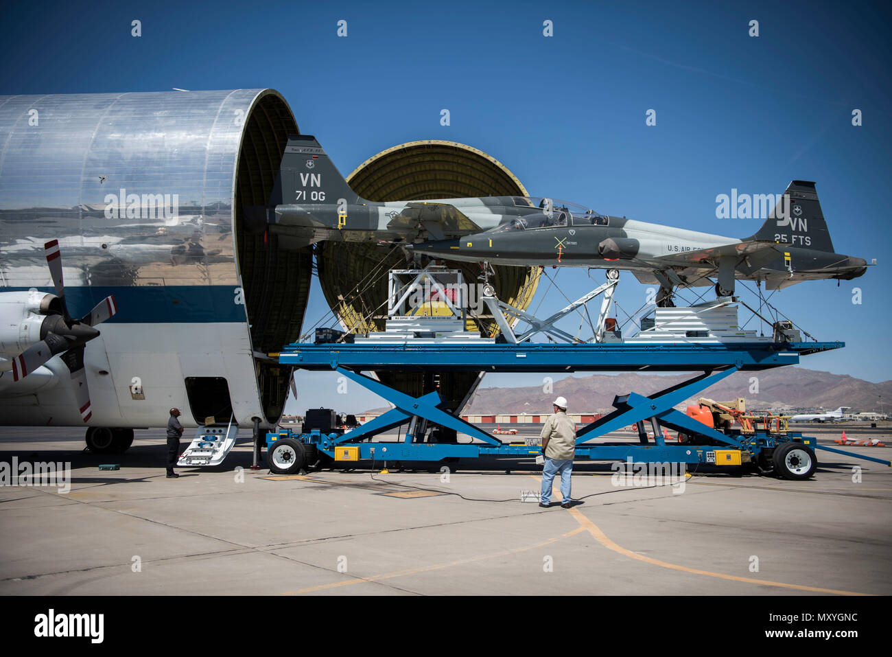 Due T-38 aerei sono scaricati dalla stiva della NASA Super Guppy su l'Aeroporto Internazionale di El Paso flightline Maggio 17, 2018. Vi erano solo quattro Super Guppy ha mai fatto, però solo uno è ancora in uso. (U.S. Air Force foto di Airman Zachary guarire) Foto Stock
