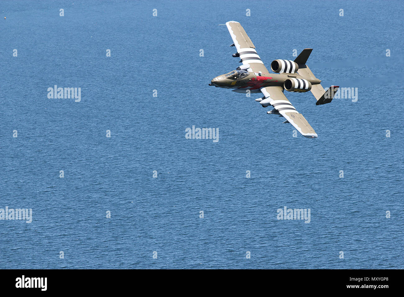 A-10 Thunderbolt II aeromobili dal 107th Fighter Squadron, Michigan Air National Guard, volare sulle spiagge della Normandia, Francia, come parte delle cerimonie commeroration per D-Giorno 74 -- il 74º anniversario del D-Day invasione durante la Seconda Guerra Mondiale. Il 107th Tactical Reconnaisance Squadron volato più missioni oltre la Normandia durante la guida fino a D-giorno e durante l'invasione stessa. Il volo durante la commemorazione rappresenta la prima missione assegnata per il 107th in Francia dopo la Seconda Guerra Mondiale. L'unità inoltre servita in Francia durante la guerra mondiale I. Il 107th è assegnato a Selfridge Air Foto Stock