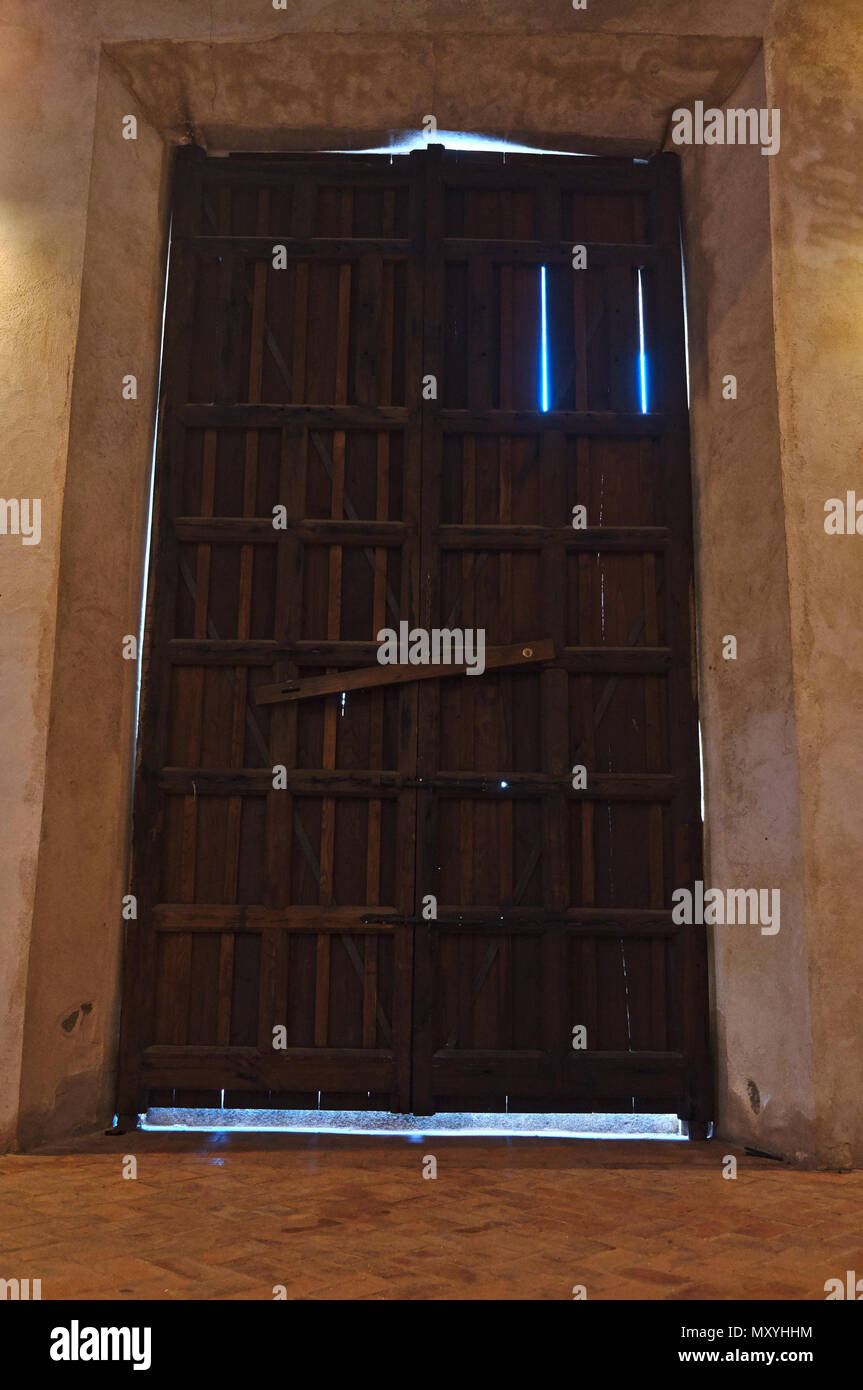 Antica chiesa di legno porta in Andalusia. Spagna Foto Stock