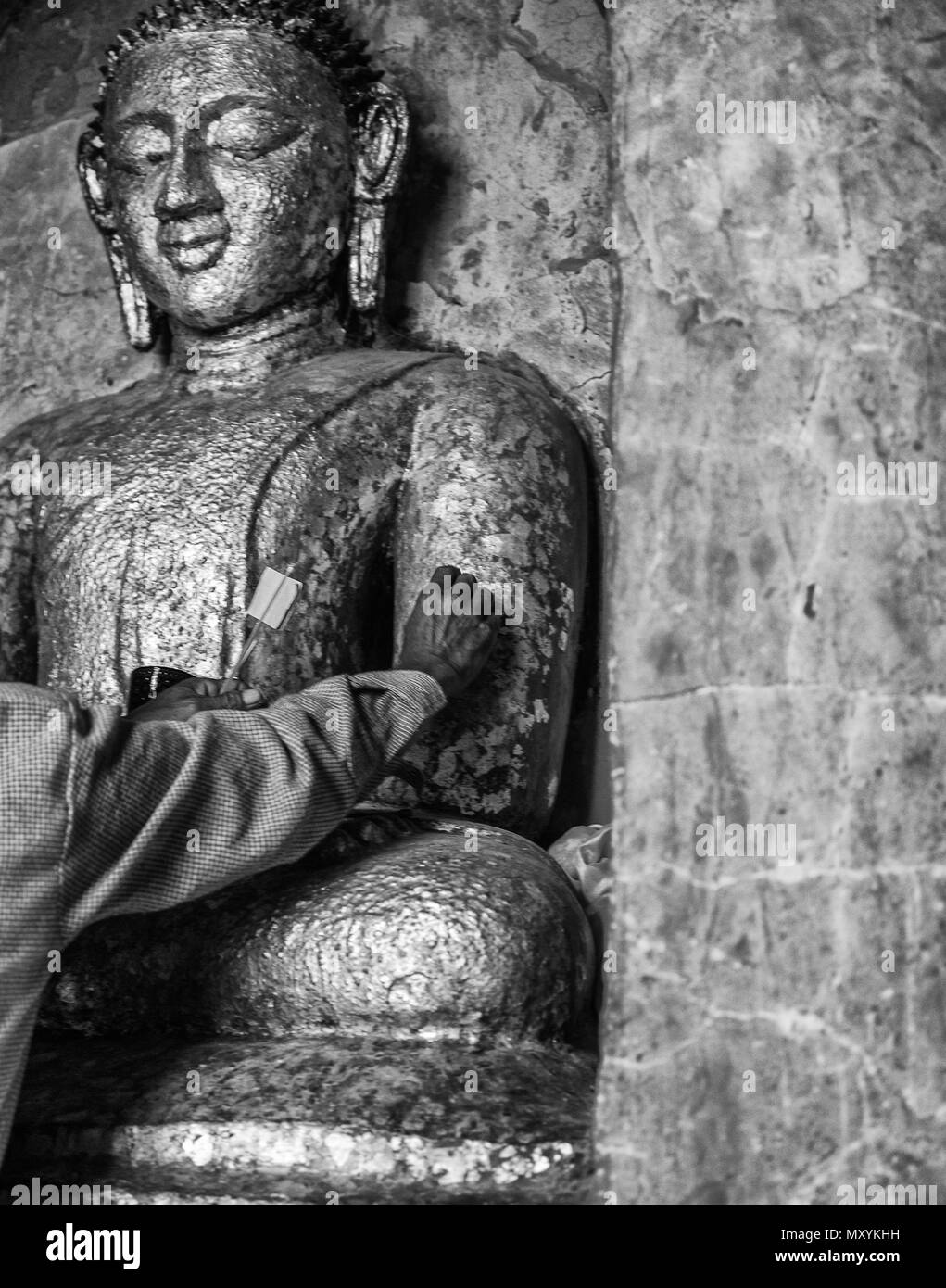 Mettere oro puro alla statua del Buddha, Bagan-Myanmar Foto Stock