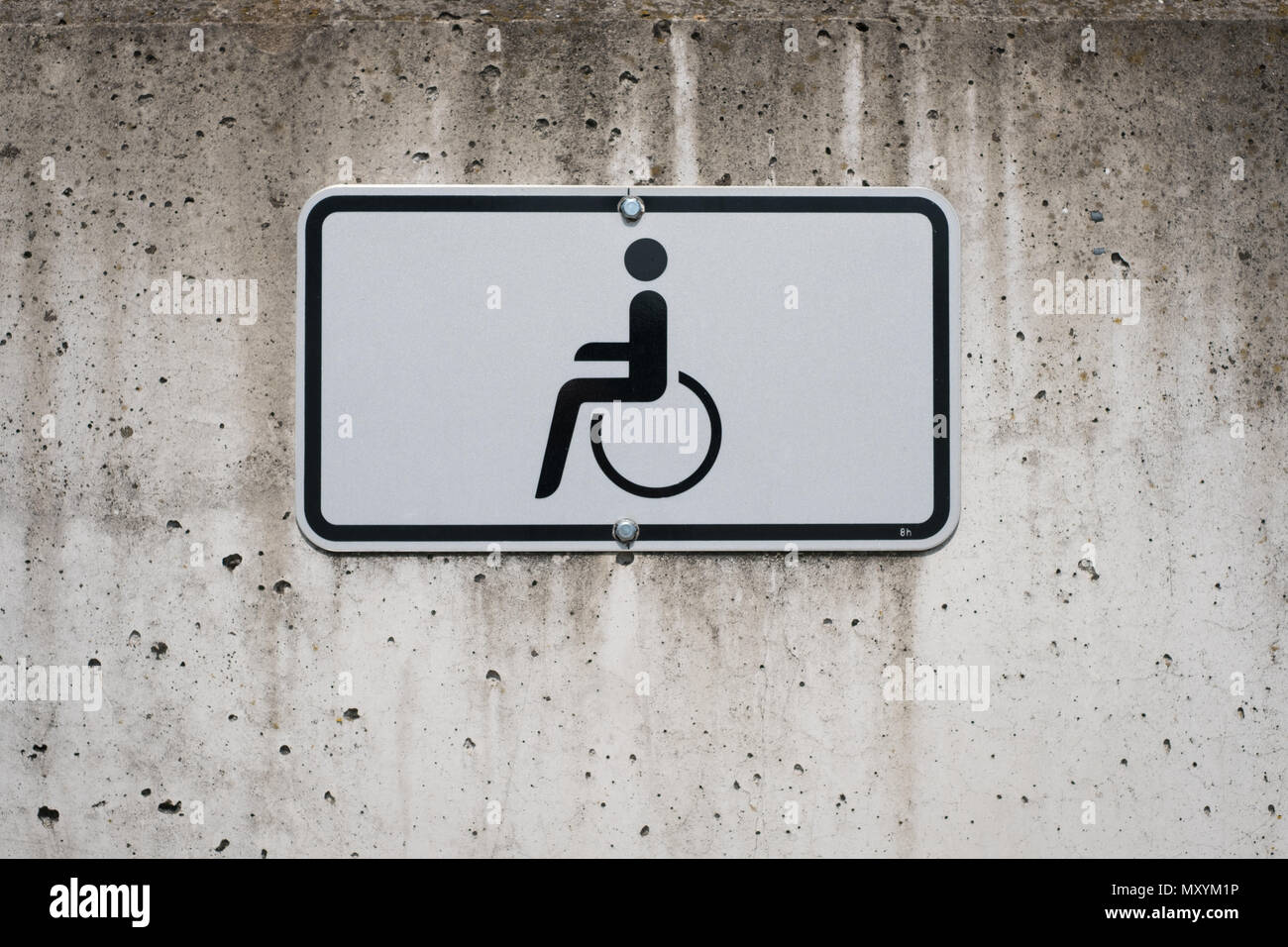 Simbolo della carrozzella sul segno - portatori di handicap Parcheggio - Foto Stock