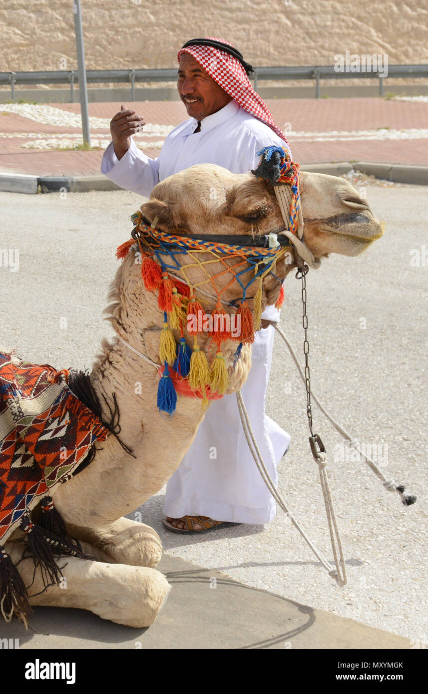 Tradizionalmente un vestito uomo beduino nel deserto Judaean in Israele  Foto stock - Alamy