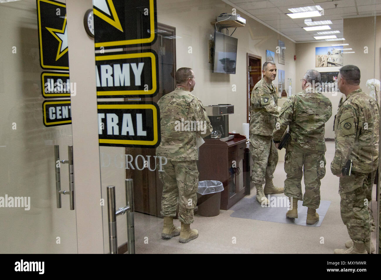 Brig. Gen. Richard Sele, il vice Comandante generale degli Stati Uniti Esercito degli affari civili e le operazioni psicologiche il comando (Airborne) da Fort Bragg, N.C., si incontra con il Mag. Gen. William Hickman, U.S. Centrale di esercito vice comandante generale - le operazioni e altri alti dirigenti durante la sua visita a Camp Arifjan in Kuwait del 16 dicembre, 2016. Sele anche visitare anche incluso un pranzo con gli affari civili soldati dove ha affrontato le loro osservazioni e preoccupazioni e discusso in missioni che operano in tutta la regione. (U.S. Esercito foto di Sgt. Angela Lorden) Foto Stock