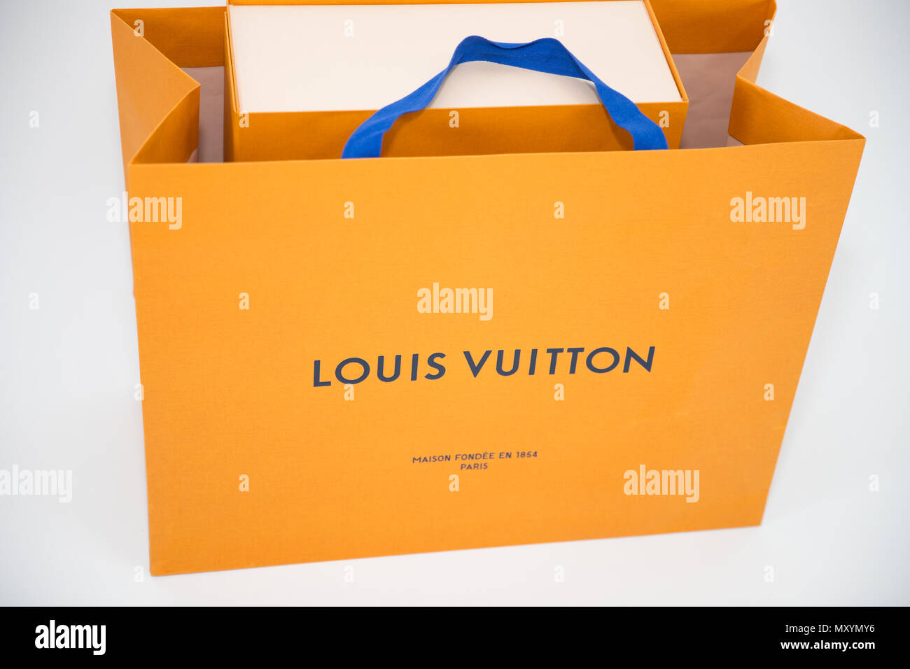Philadelphia, Pennsylvania, Stati Uniti d'America - 24 Maggio 2018: Una Louis  Vuitton box. Louis Vuitton è un marchio di moda noto per i suoi articoli di  pelletteria Foto stock - Alamy