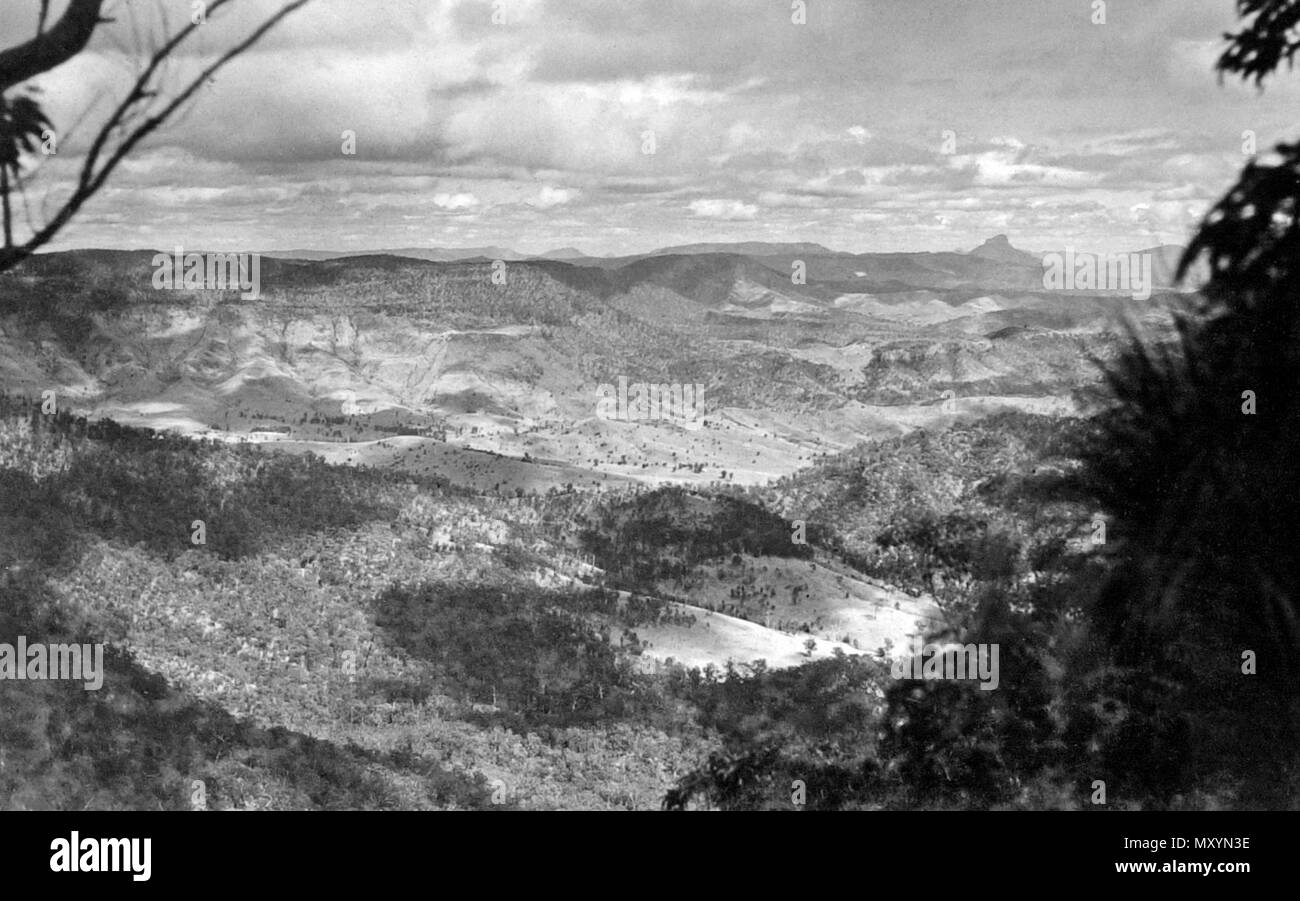 Guardando ad ovest dalla rupe di Moonlight attraverso l'Albert River Valley. LAMINGTON PARK MAP 174113715?searchTerm=albert fiume Parco Nazionale Lamington&amp;searchLimits=l-membro=Queensland|||l-parola=100+++1000 parole ) più interessante aggiunta recente di Brisbane collezioni del Museo è una bella mappa topografica del famoso Parco Nazionale di Lamington, oltre che a parere del sig. H. A. Longman, non vi è alcun scenario più fine nel Queensland, se infatti altrove. La mappa è artisticamente colorati, e viene fatta una scala orizzontale di 1 in. per le catene 40 e perpendicolarmente una scala di 1/8in. per 200m. Esso depic Foto Stock