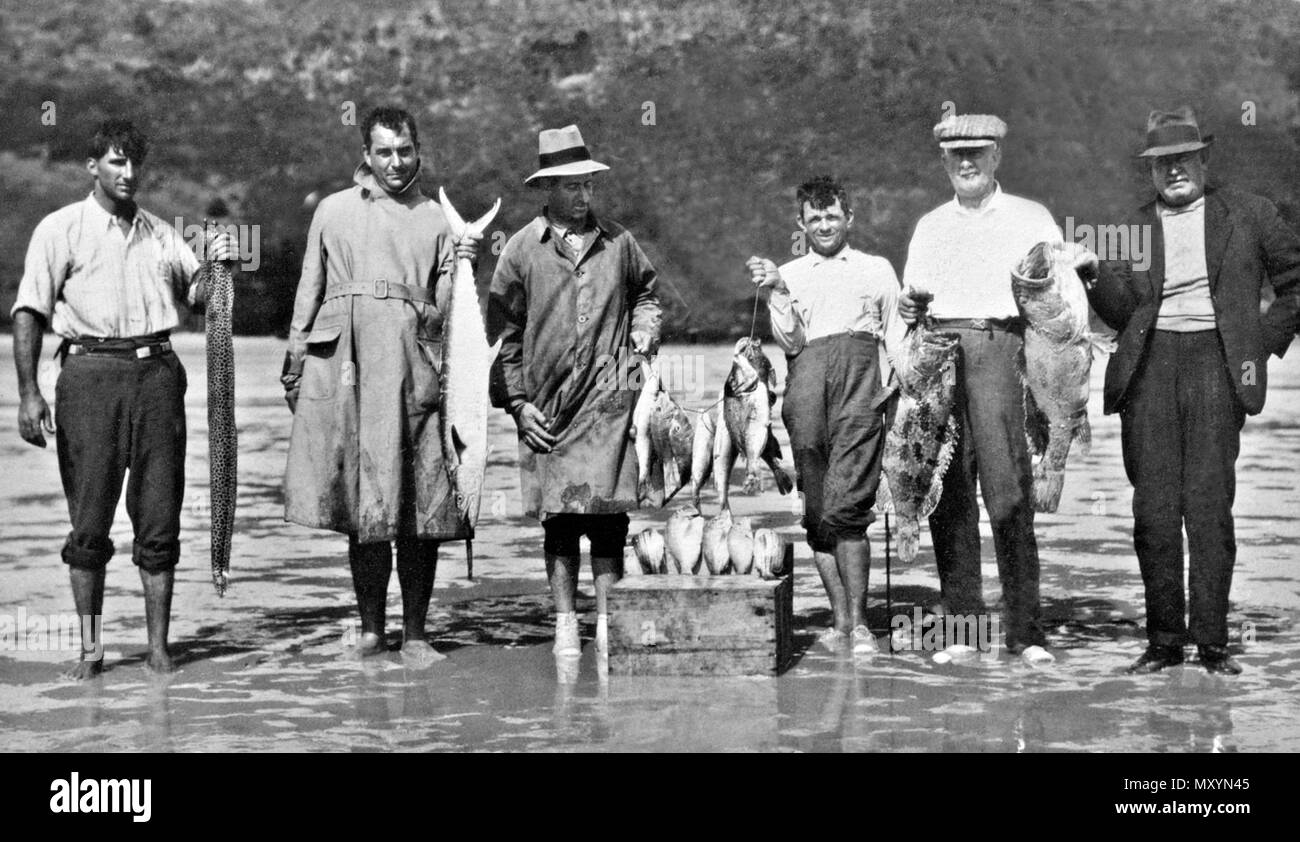 Una buona cattura di pesce assortito, orafo isola, c 1931. Queensland vita di paese 5 dicembre 1935 dove i pesci sono pesci. Una vacanza sulla barriera corallina 97166257 ) durante una quindicina di giorni di viaggio attraverso le isole nel passaggio Whitsunday in giugno, il sig. G. C. Clark, di Oriente Talgai, Ellenthorp, trovati alcuni pesci-alcuni pesci! Nel seguente articolo che egli dà ai lettori del Queensland vita di paese una breve descrizione del viaggio-ma il pesce non aveva tentato di descrivere, per paura che potreste aver sentito che una prima. Un gruppo di sei di noi a sinistra Mackay il 2 giugno in la Valiant, un ausiliario yacht di circa 45ft. appartenenti Foto Stock