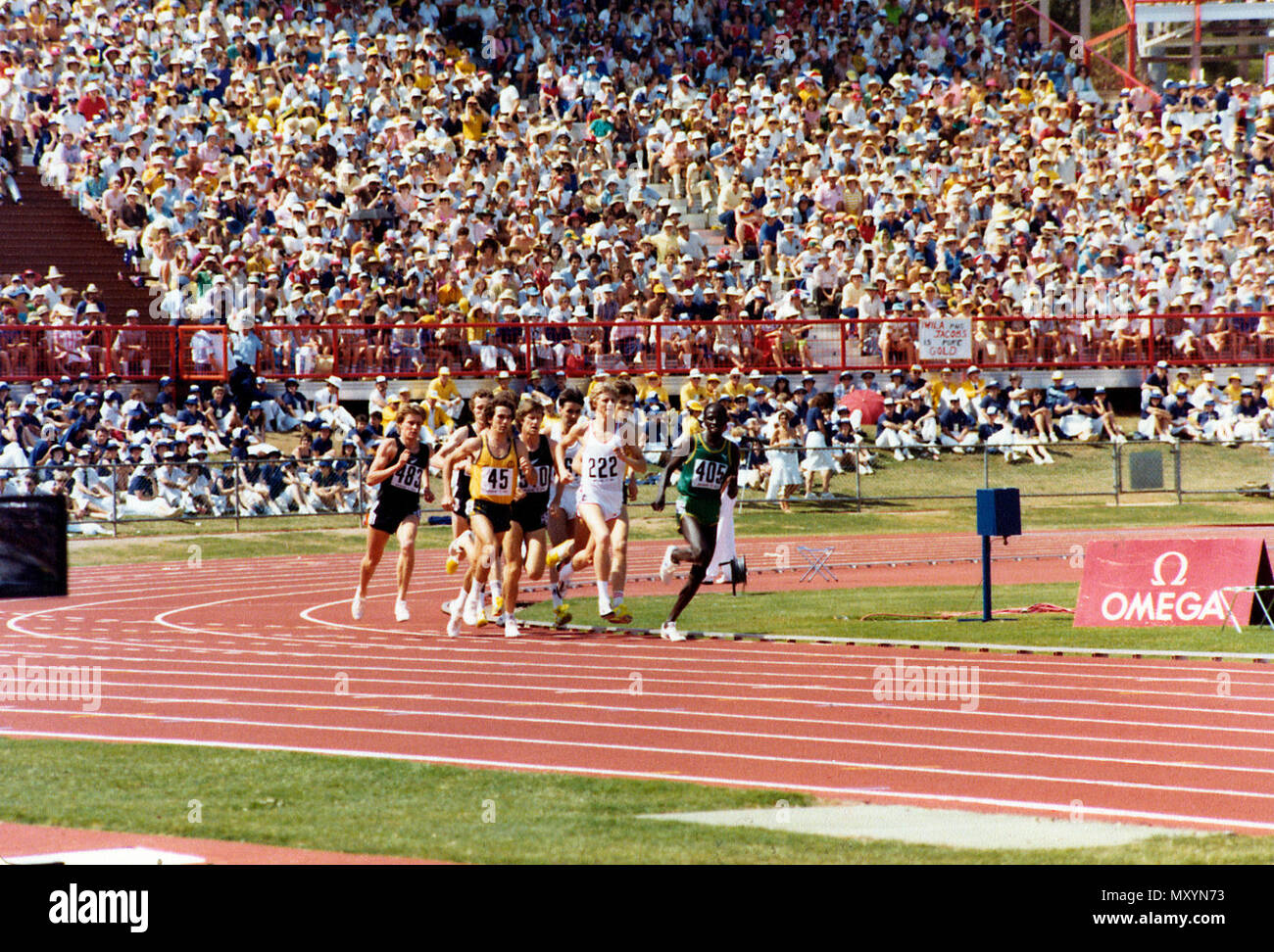 Gli uomini la via della manifestazione presso il XII Giochi del Commonwealth, Brisbane, 9. Ci sono stati 39 gli eventi di atletica leggera tenutosi presso il QE II Stadium tra il 3 e il 9 ottobre 1982. Questo è il finale di uomini 1500m. La medaglia d'oro è andato a Steve Cram (Inghilterra), argento a John Walker (Nuova Zelanda) e di bronzo a Mike bullone (Kenya). Foto Stock