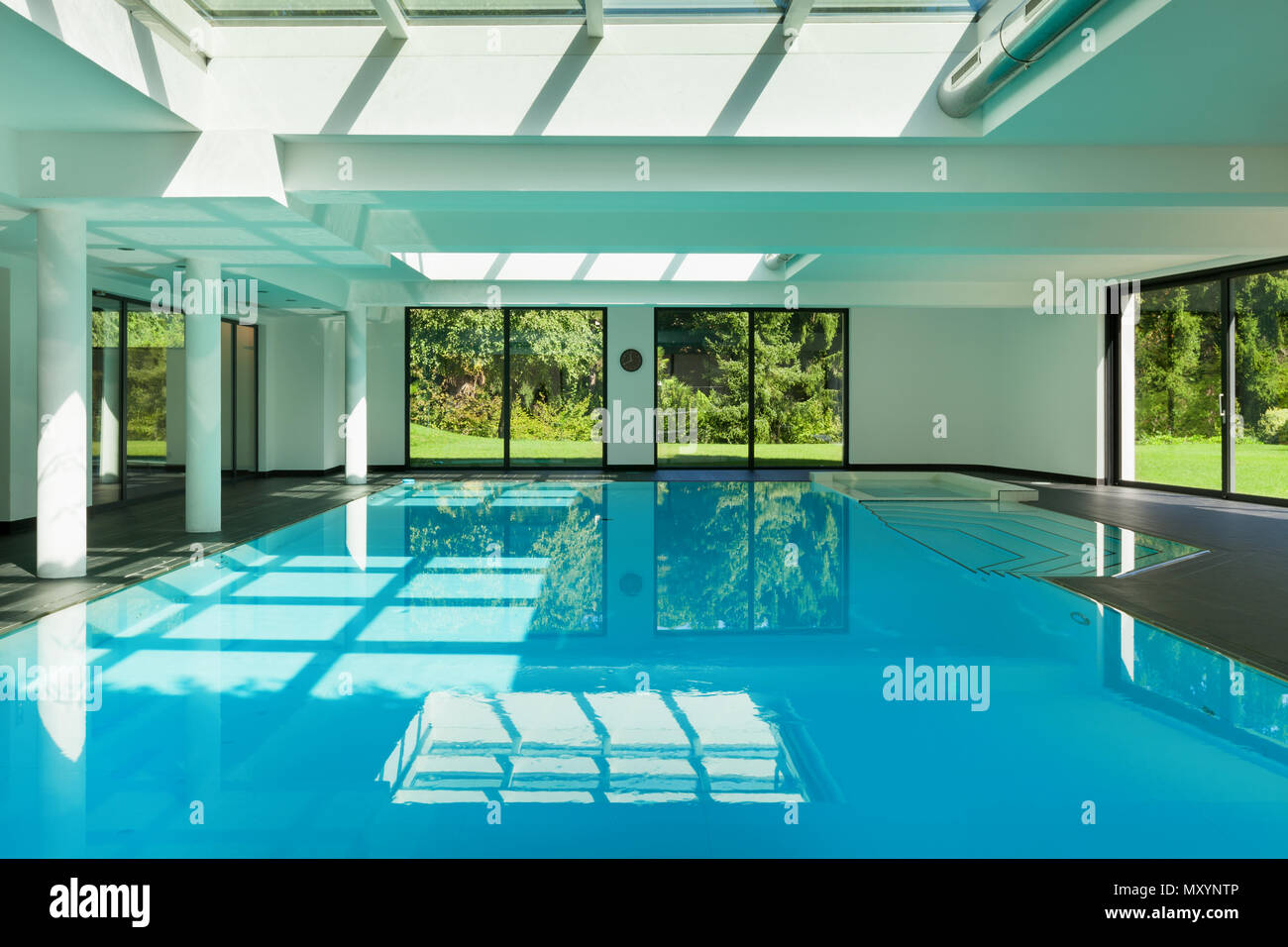 Piscina interna di una casa moderna con spa Foto Stock