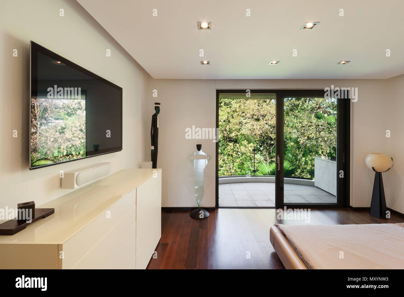 Interno della casa moderna, camera da letto con TV Foto Stock