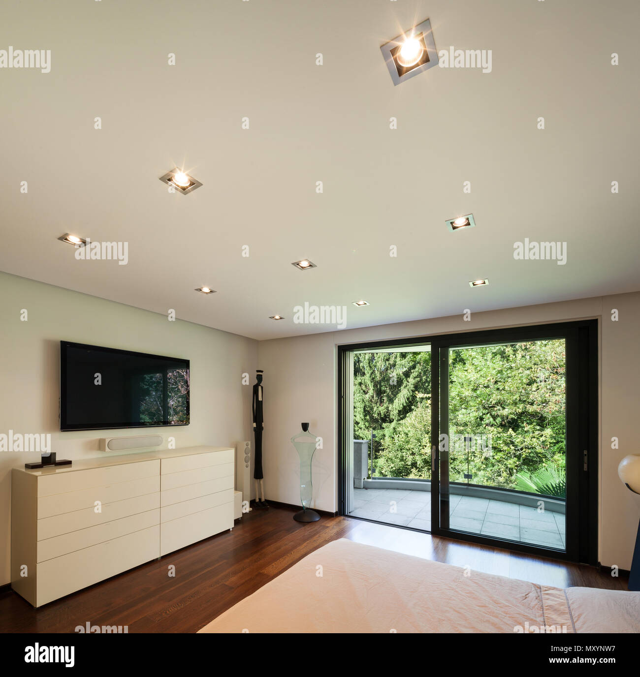 Interno della casa moderna, camera da letto con TV Foto Stock