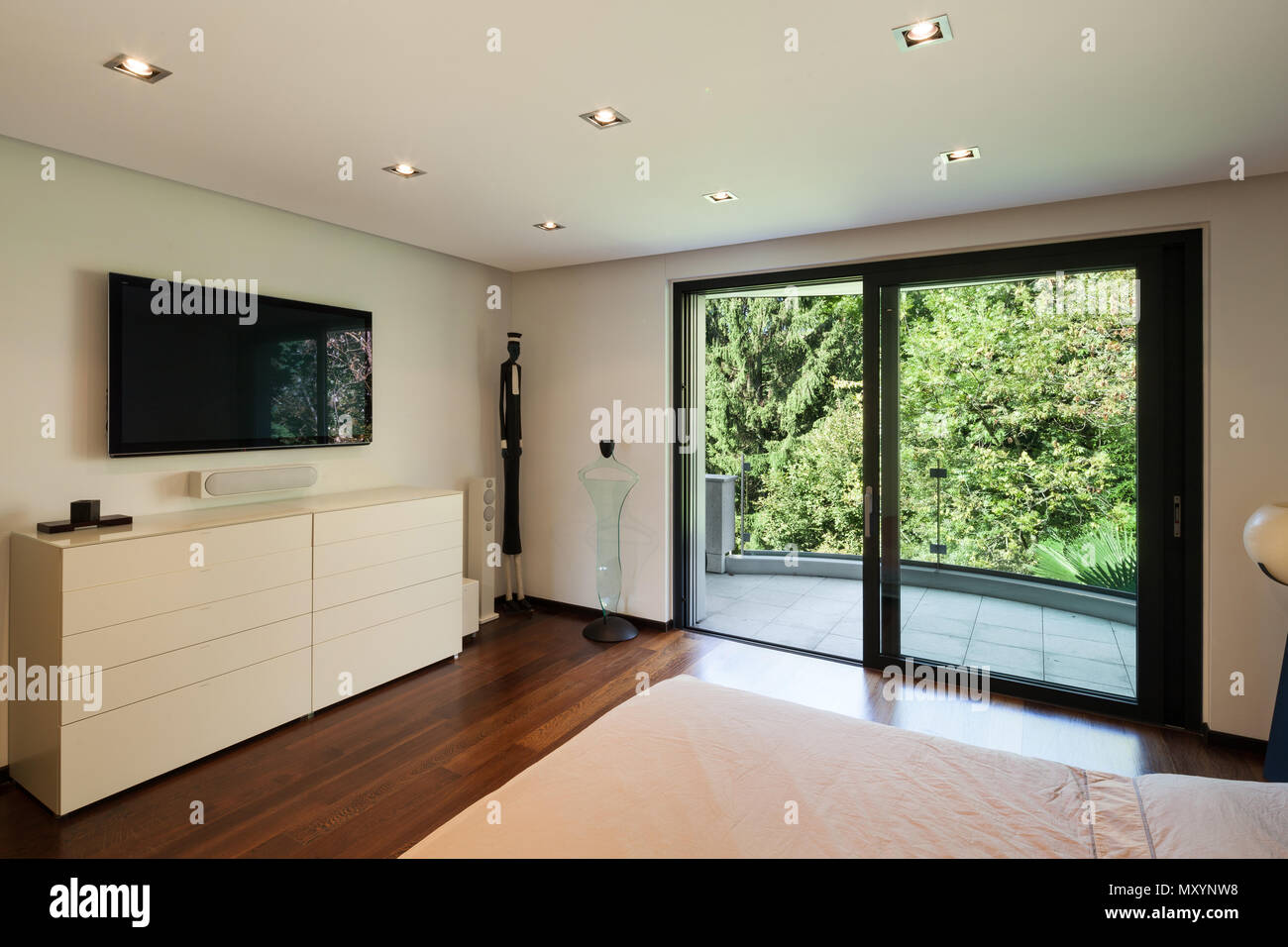 Interno della casa moderna, camera da letto con TV Foto Stock