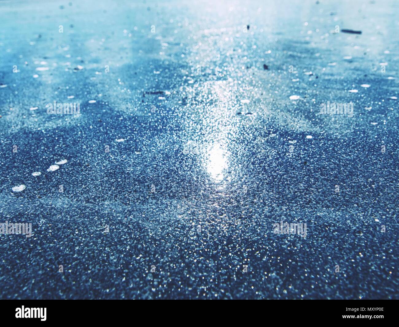Di ghiaccio grandi frammenti e pezzi di ghiaccio sul ghiaccio piana del fiume o lago, utile per uno sfondo naturale Foto Stock