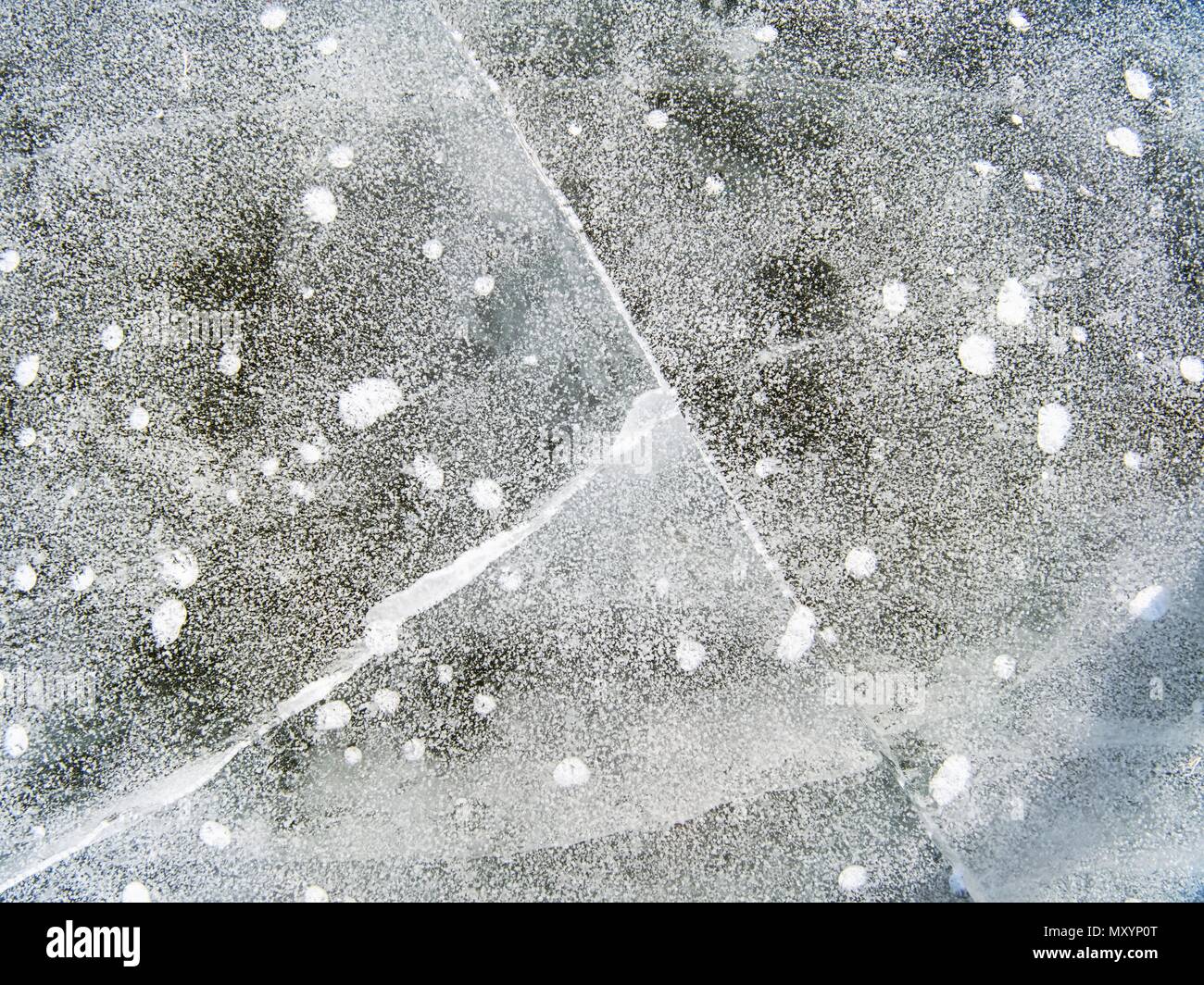 Affascinante sole invernale hiden dietro pice di cancellare il ghiaccio. Shining pezzo di ghiaccio si trova sul lago di ghiaccio e creare bella riflessione. Foto Stock