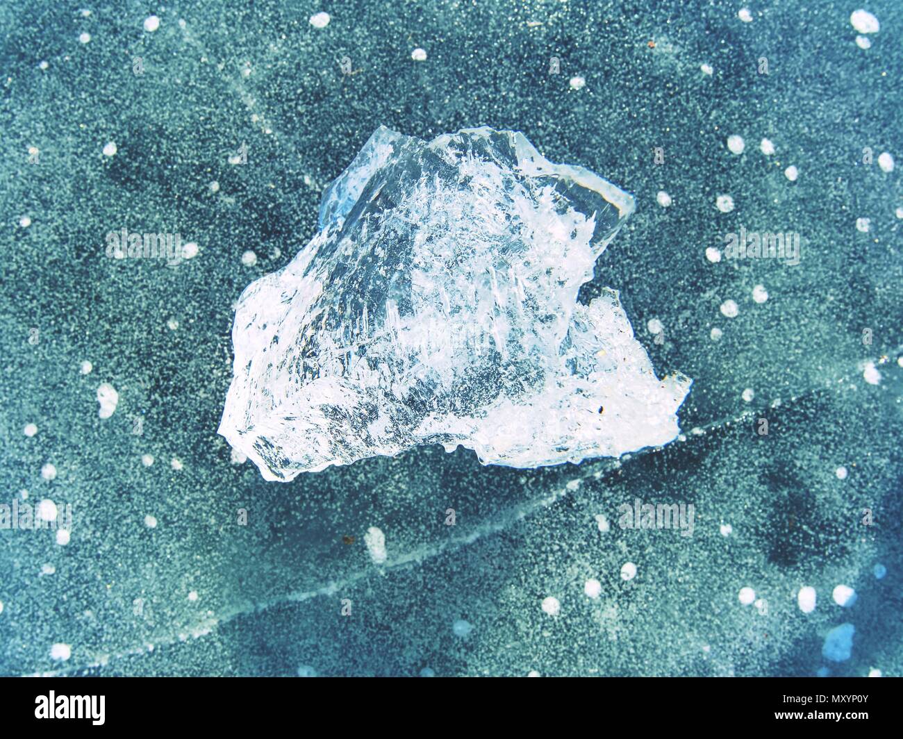 Shining schegge di ghiaccio e pezzi di ghiaccio sul fiume congelato o sul lago, tema di inverno Foto Stock