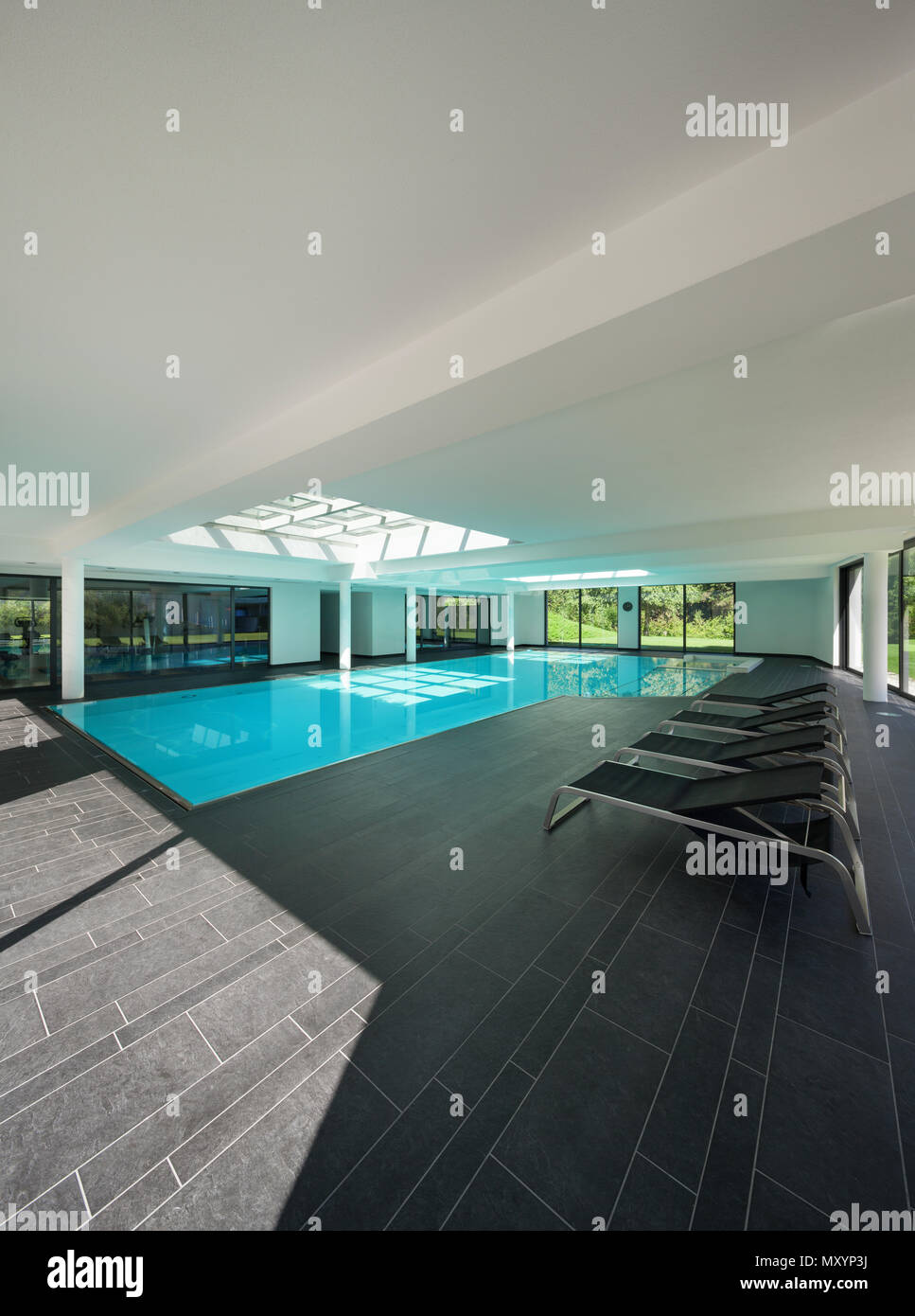 Piscina interna di una casa moderna con spa Foto Stock