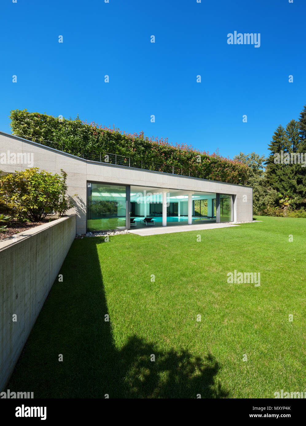 Casa moderna, giardino con piscina coperta e all'aperto Foto Stock