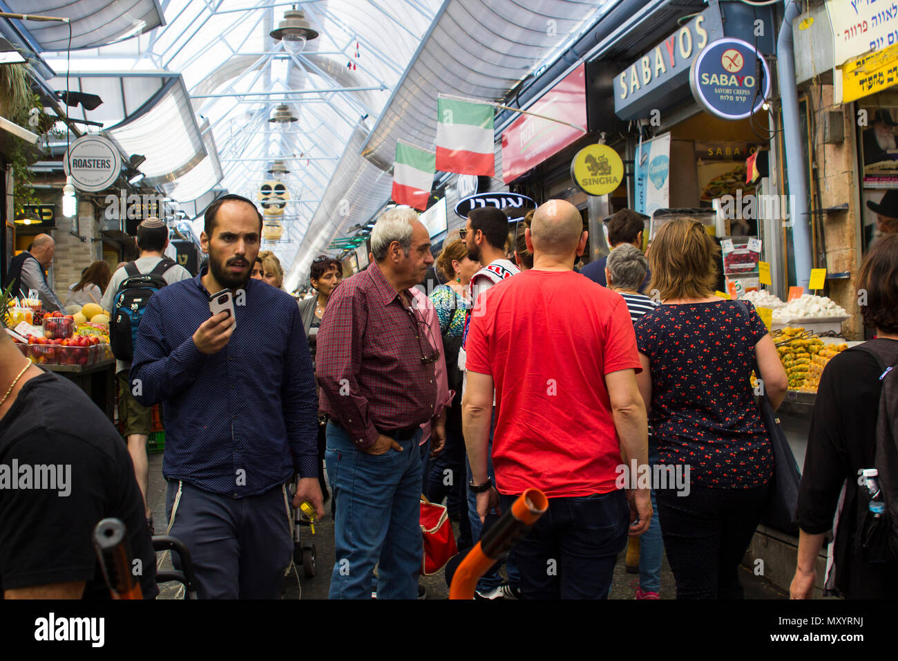 9 Maggio 2018 uno degli affollati centri commerciali della coloratissima Mahane Yehuda coperto strada del mercato di Gerusalemme Israele alla vigilia del sabato Foto Stock