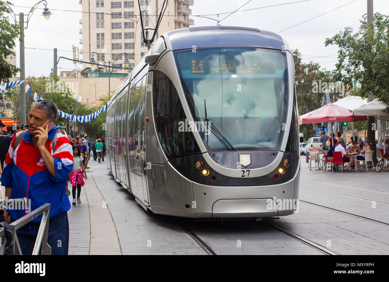 9 Maggio 2018 Un elettrico alimentato sul tram il moderno sistema di ferrovia leggera che forma una parte vitale della rete di viaggio nella città di Gerusalemme in Israele. Foto Stock