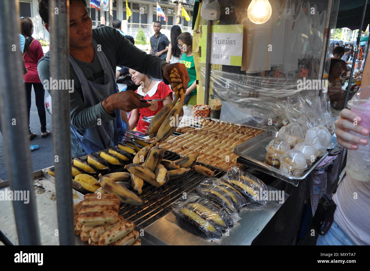 Banane alla griglia, street food, Bangkok, Thailandia Foto Stock