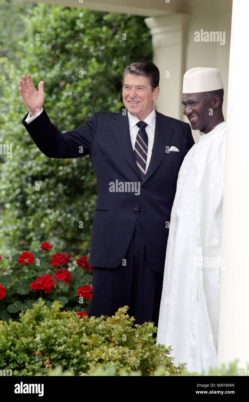 6/30/1982 il presidente Reagan Photo op. Con il Presidente della Guinea Ahmed Sekou Toure sul colonnato Foto Stock