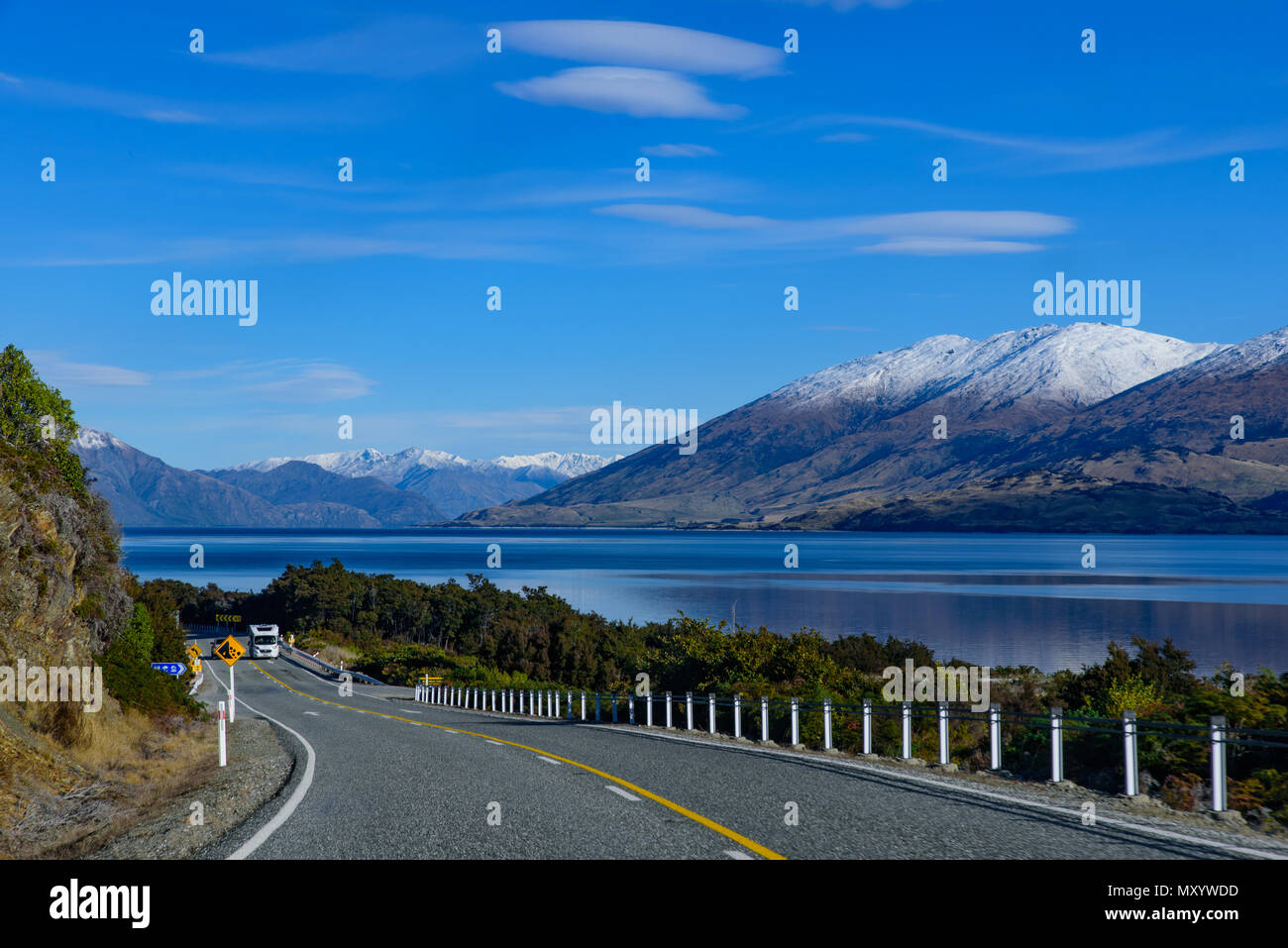 Viaggio sul modo in inverno con neve montagne, Isola del Sud, Nuova Zelanda Foto Stock