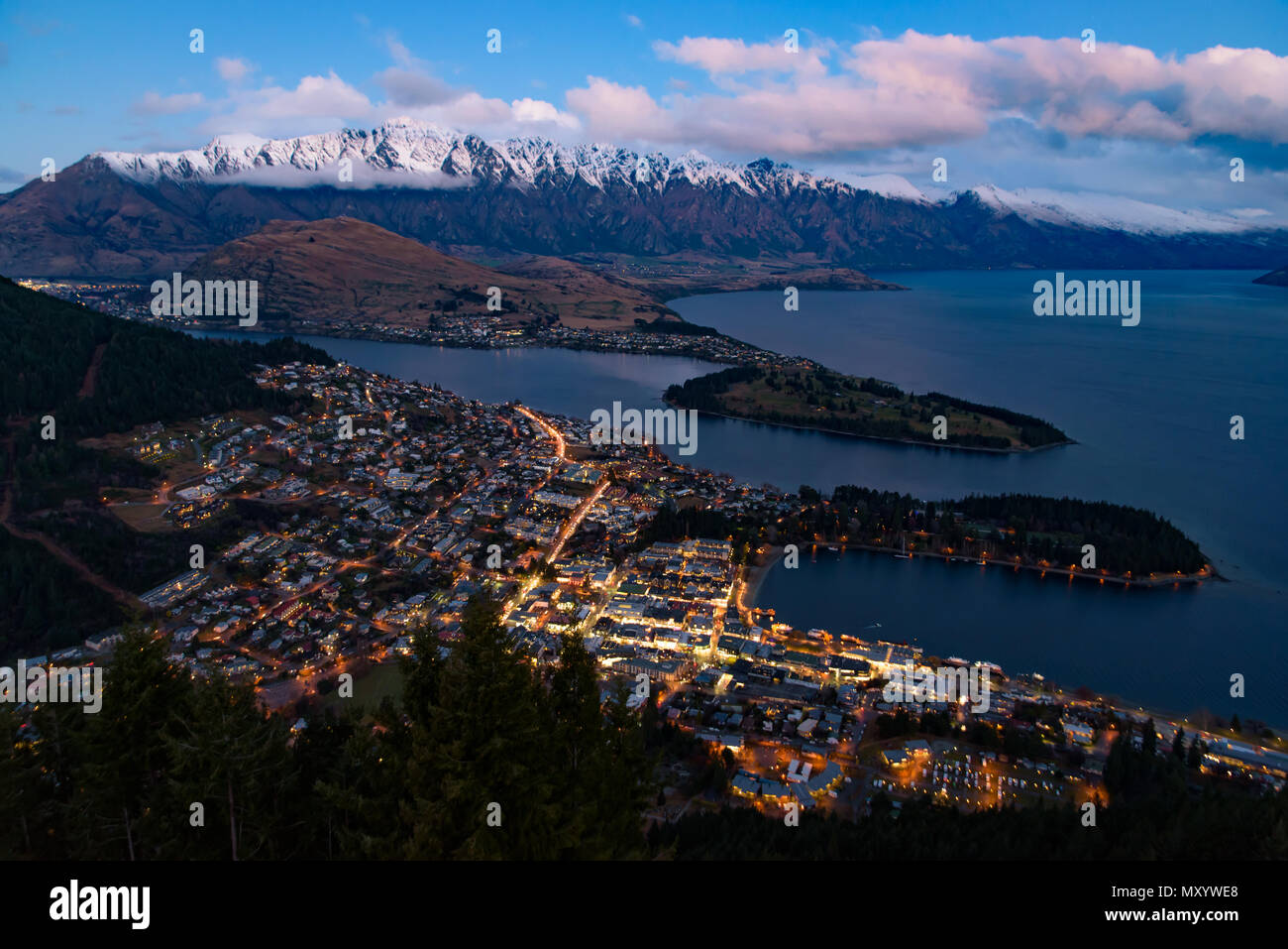Vista notturna di Queenstown in inverno, Nuova Zelanda Foto Stock