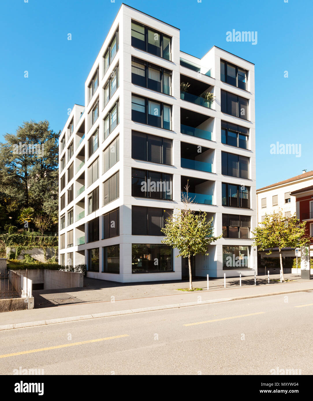 Un nuovo edificio di appartamenti vista dalla strada Foto Stock