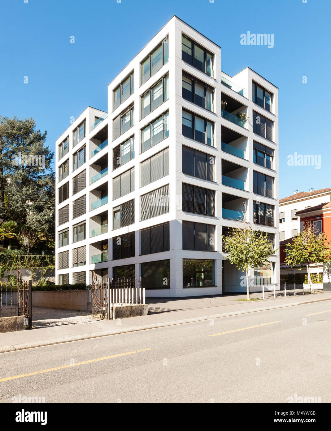 Un nuovo edificio di appartamenti vista dalla strada Foto Stock
