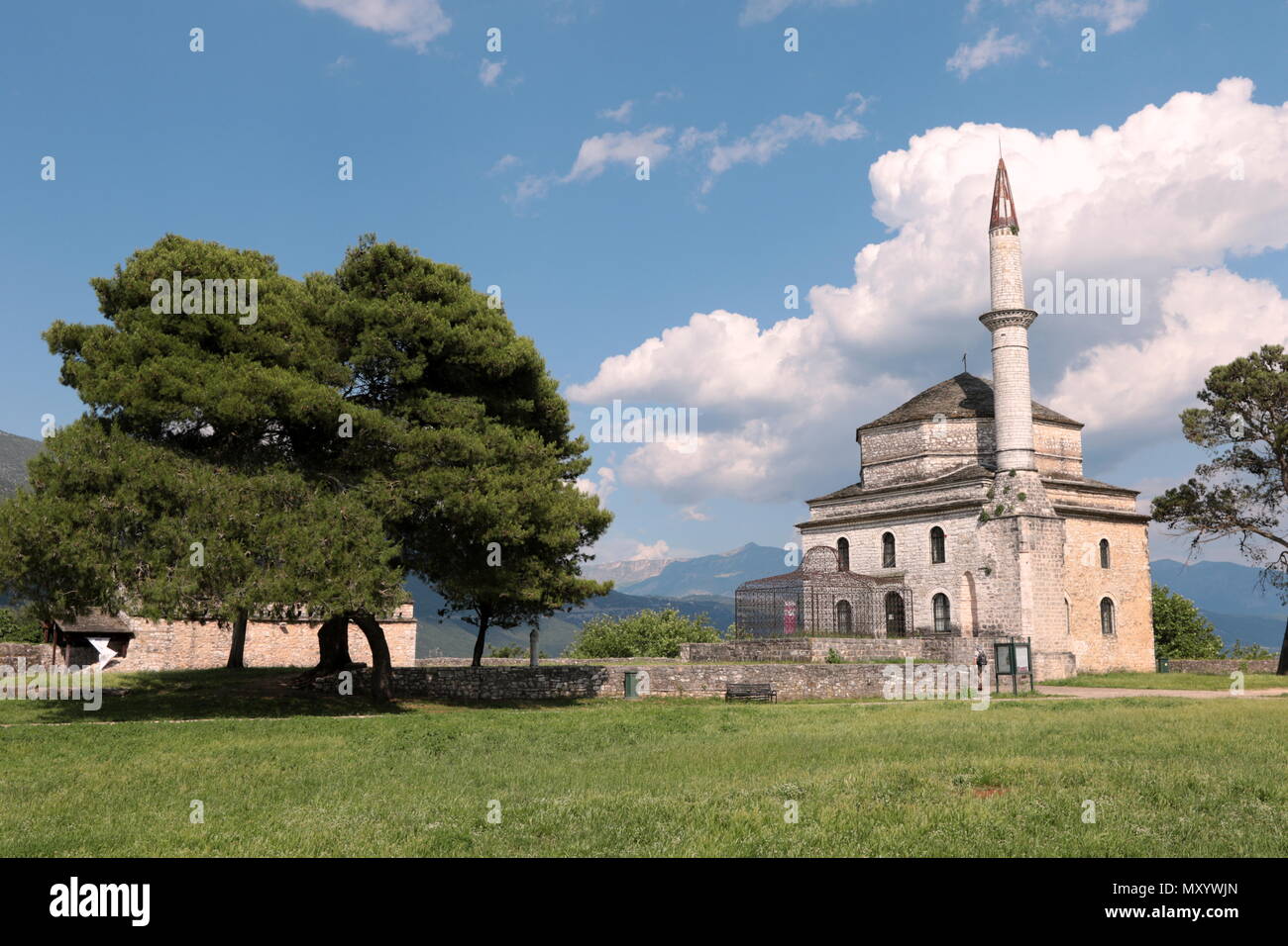 Il Fethiye moschea con la tomba di Ali Pasha nella Cittadella interna (la sua Kale) della città di Ioannina, Grecia. Foto Stock