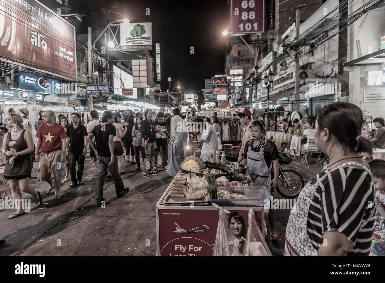 Khaosan Road o Khao San Road di notte, Bangkok, Thailandia Foto Stock