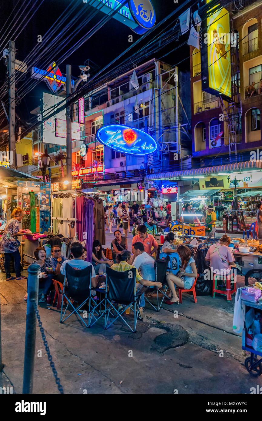 Khaosan Road o Khao San Road di notte, Bangkok, Thailandia Foto Stock