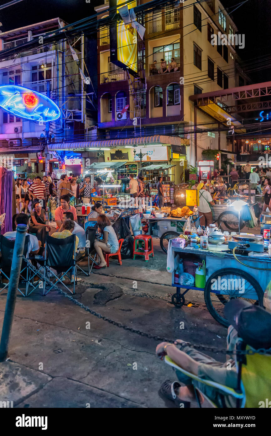 Khaosan Road o Khao San Road di notte, Bangkok, Thailandia Foto Stock