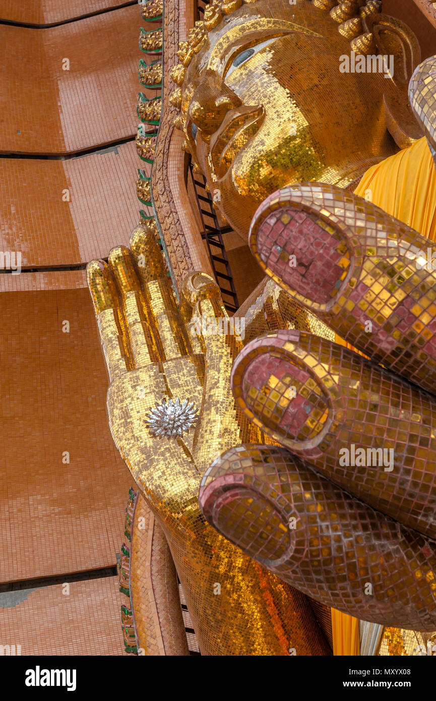 Wat Tham Seu o Grande Tempio del Buddha. Divieto Muang Chum Mu 3 Tambon Muang Chum, Amphoe Tha Muang, Kanchanaburi. Della Thailandia Foto Stock