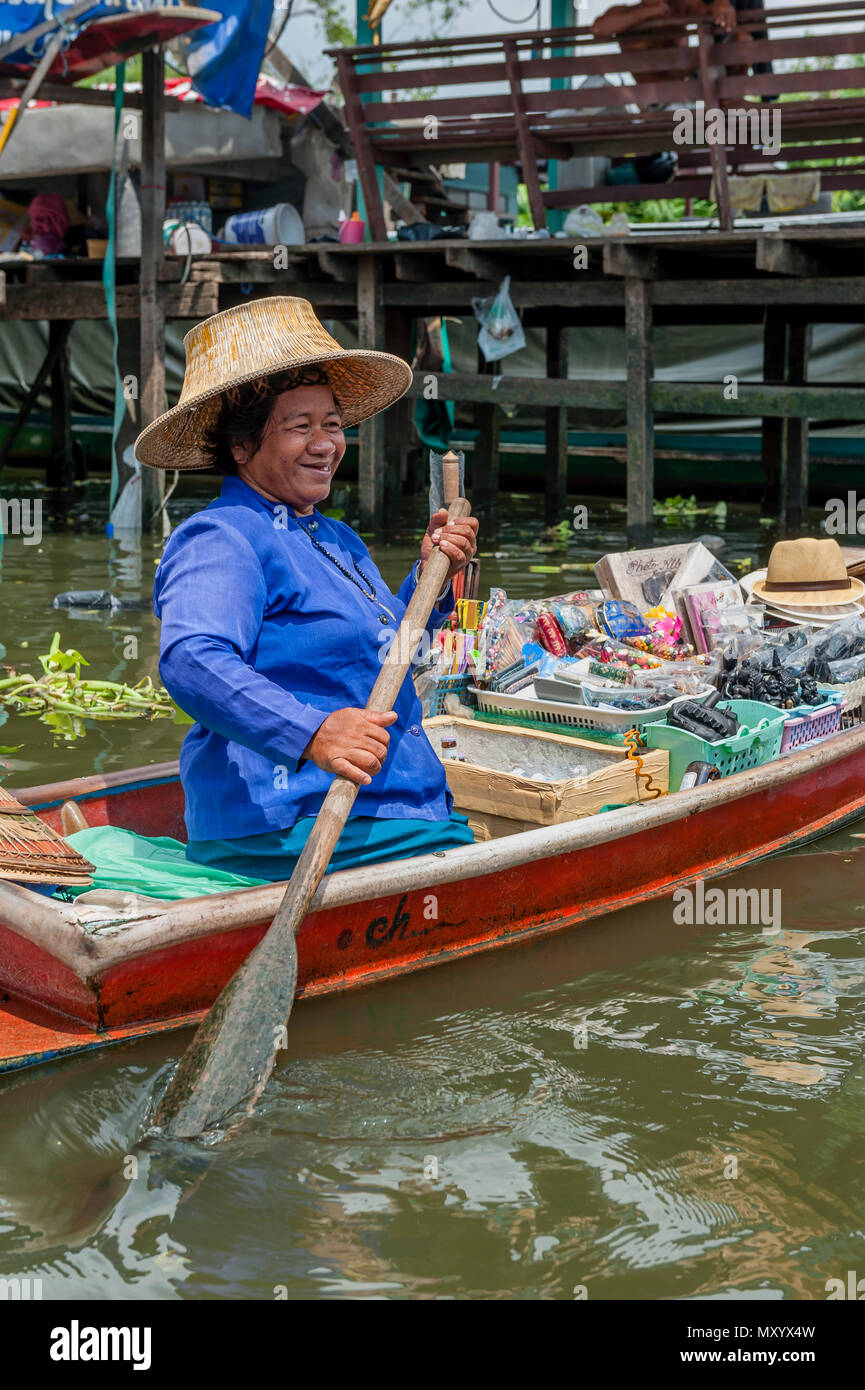 Un commerciante flottante, Bangkok, Thailandia Foto Stock