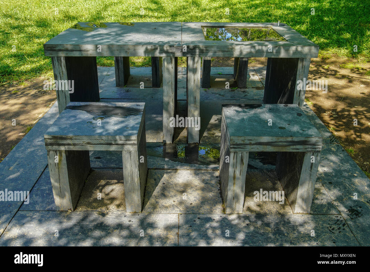 Nuova città da Maria Nordman, tavolo con quattro sedili individuali, con ombra offerta dagli alberi circostanti., Parco di Serralves, Porto, Portogallo Foto Stock