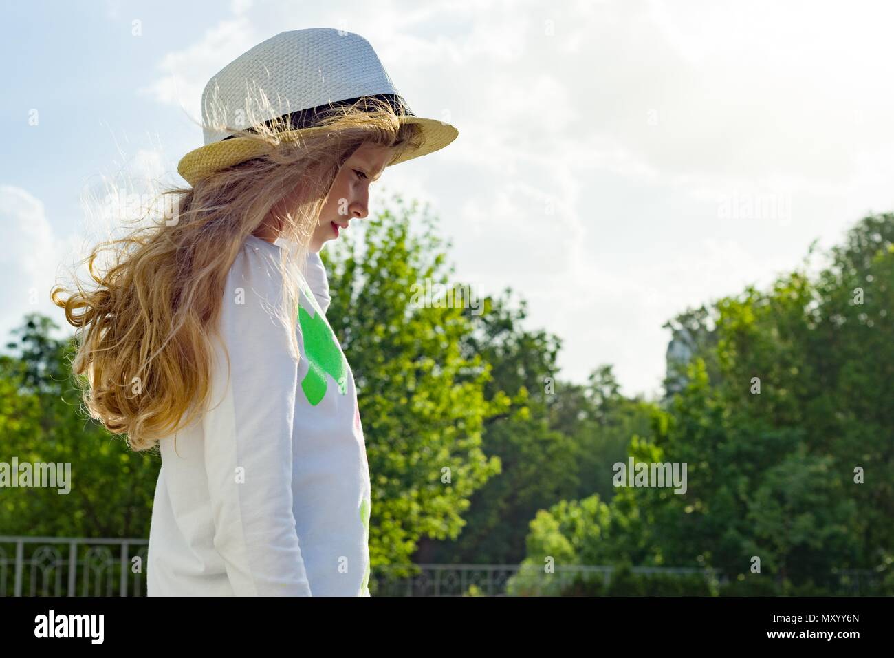 Outdoor bimba bionda con lunghi capelli ricci nel cappello di paglia, copia  dello spazio Foto stock - Alamy