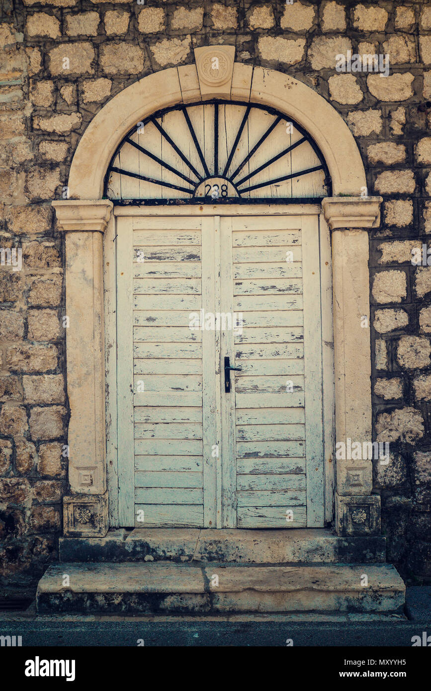 Vecchie porte in Dobrota, Montenegro Foto Stock